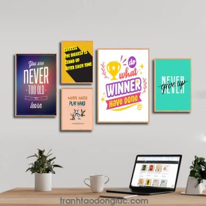 Bộ 5 bức tranh slogan tạo động lực tiếng Anh: You are never too old to learn. Success the biggest is stand up after each time. Work Hard Play Hard. Do what winner have done. Never give up