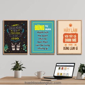 Bộ 3 bức tranh slogan tạo động lực: Hôm nay làm việc mệt rồi bên ly trà sữa ta ngồi có đôi. Đừng tự mãn thành tích mà quên nhìn lại bản thân cần bổ sung những gì. Hãy làm với tất cả đam mê hoặc đừng làm gì