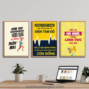 Bộ 3 bức tranh slogan tạo động lực: Hôm nay nhất định phải tốt hơn hôm qua và không bằng ngày mai. Đừng tuyệt vọng cuộc sống cũng như điện tâm đồ nếu cứ mãi bằng phẳng ta đâu cảm nhận rằng mình còn sống. Hãy là số một trong lĩnh vực của bạn