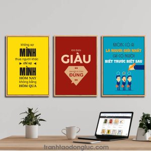 Bộ 3 bức tranh slogan tạo động lực: Không sợ mình thua người khác chỉ sợ mình hôm nay không bằng hôm qua. Khi bạn giàu bạn nói gì cũng đúng. Không có ai là người giỏi nhất chỉ có người biết trước biết sau