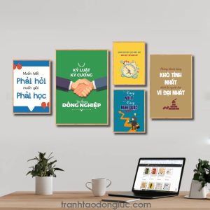 Bộ 5 bức tranh slogan tạo động lực đẹp: Muốn biết phải hỏi muốn giỏi phải học. Kỷ luật kỷ cương yêu thương đồng nghiệp. Đừng hỏi dậy lúc mấy giờ mà dậy để làm gì? Càng nói ít càng nghe được nhiều. Những khách hàng khó tính nhất chính là nguồn học vĩ đại nhất