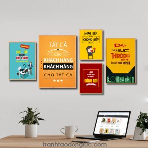 Bộ 5 bức tranh slogan tạo động lực đẹp: Tương lai khóc hay cười phục thuộc vào độ lười của quá khứ. Tất cả cho khách hàng khách hàng cho tất cả. Nghe sếp là sống chống sếp thì toi. Làm không chơi đánh rơi tuổi trẻ. Chưa thử sức thì không bao giờ biết hết năng lực của mình