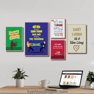 Bộ 5 bức tranh slogan tạo động lực đẹp: thái độ hơn trình độ. Nơi nào không có cạnh tranh nơi đó không có thị trường. Nỗi đau của sự kỷ luật hay nỗi đau của sự nuối tiếc bạn chọn nỗi đau nào. Kỷ luật là điểm tựa cho mọi hoạt động. Chất lượng là ở tấm lòng
