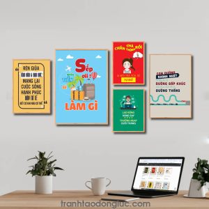 Bộ 5 bức tranh slogan tạo động lực đẹp: Rèn giũa tâm hôn và đạo đức mang lại cuộc sống hạnh phúc hãy tư thế bất cứ khi nào có thể. Sếp hơn tiền nhiều để làm gì? Thả thính chán rồi ai mời trà sữa sẽ tự đổ. Lao động hăng say thưởng ngay cuối tháng. Con đường nhanh nhất có khi lại là đường gấp khúc chứ chưa chắc đã là đường thẳng
